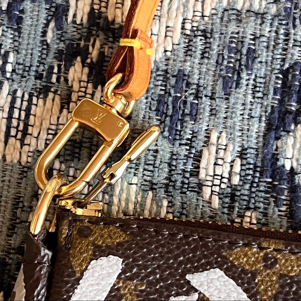 Louis Vuitton Graffiti Pochette Silver - Picture 9 of 14